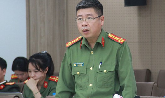 Đại tá Phan Thành Bá thông tin vụ án Xuyên Việt Oil, tại buổi họp báo. Ảnh: Quang Việt