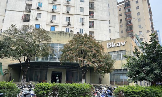 Theo người lao động, Công ty Cổ phần BKAV AI có địa chỉ đăng ký tại phường Minh Khai, quận Hai Bà Trưng nhưng nơi làm việc lại đặt tại tầng 1 của Công ty Cổ phần BKAV có địa chỉ tại phường Yên Hòa, quận Cầu Giấy, TP. Hà Nội. Ảnh: Hạnh An.