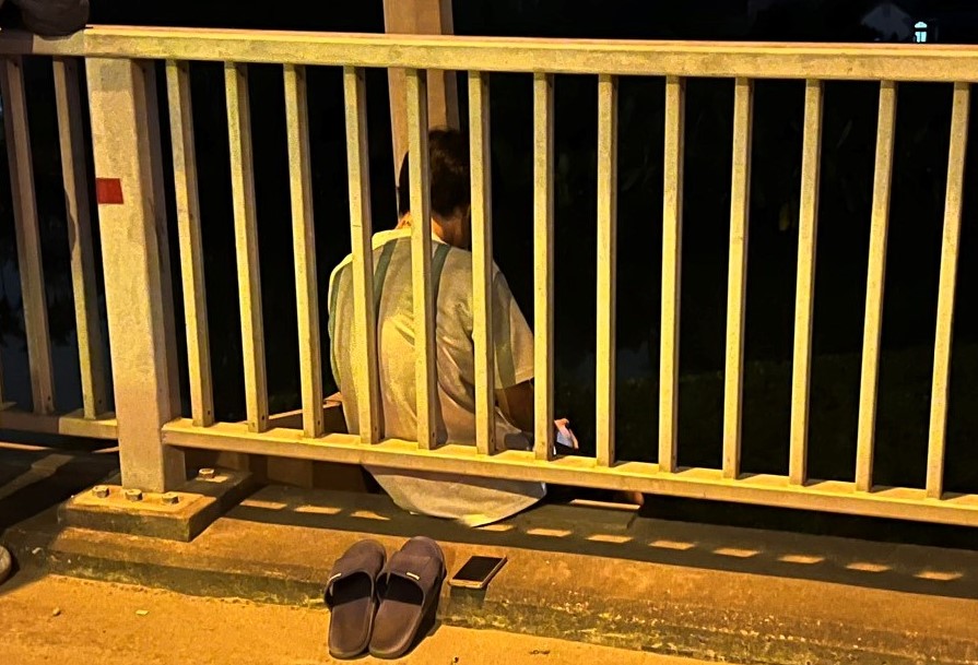 Nam thanh niên định nhảy cầu tự tử. Ảnh: Công an Hải Phòng