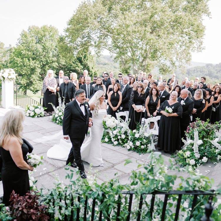 Nhiều đám cưới đã chọn trang phục đen cho khách mời. Ảnh: Pittsburgh