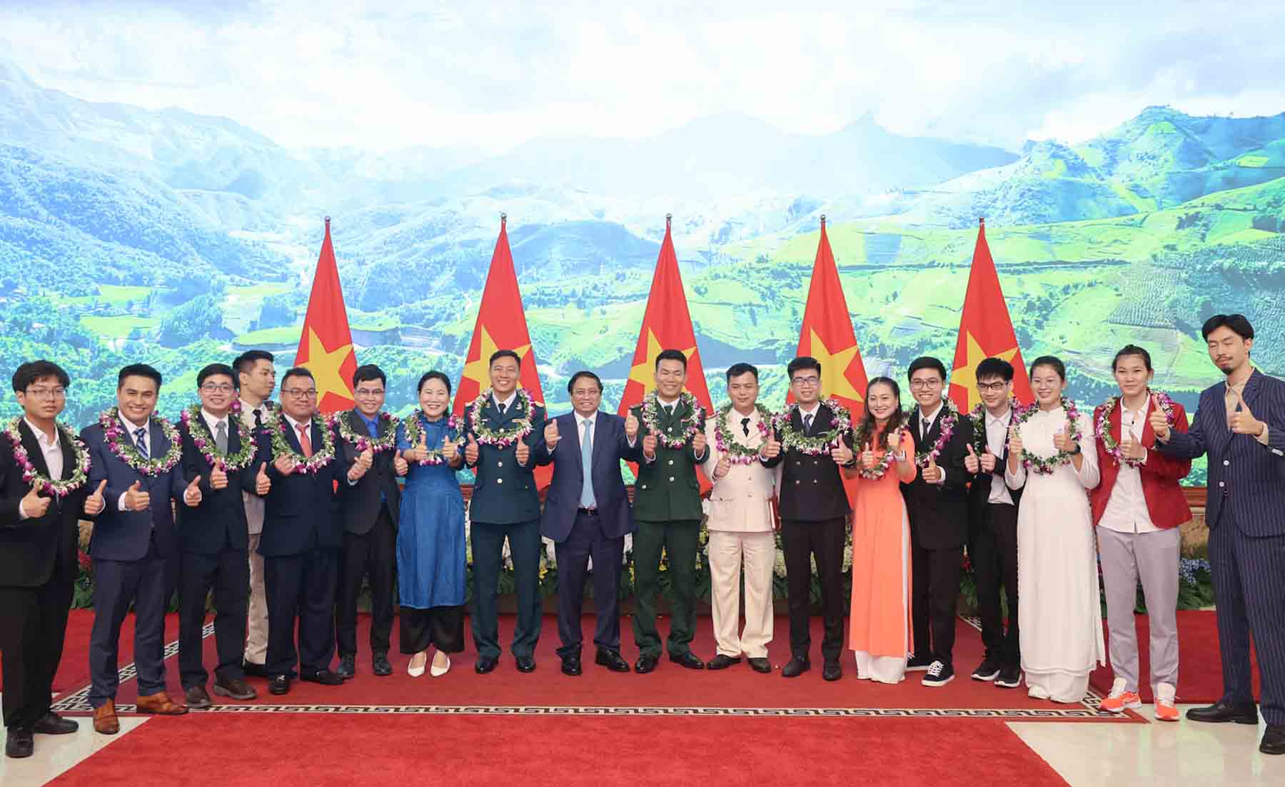 Thủ tướng Chính phủ cùng 10 gương mặt trẻ tiêu biểu Việt Nam năm 2023 và 9 gương mặt trẻ Việt Nam triển vọng năm 2023. Ảnh: VGP