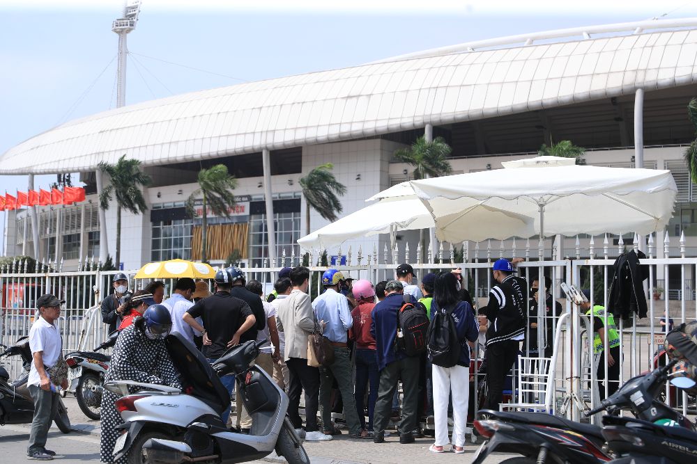 Ngoài điểm bán ở trụ sở chính, Liên đoàn bóng đá Việt Nam còn mở thêm 1 quầy vé tại cổng sân vận động Mỹ Đình.