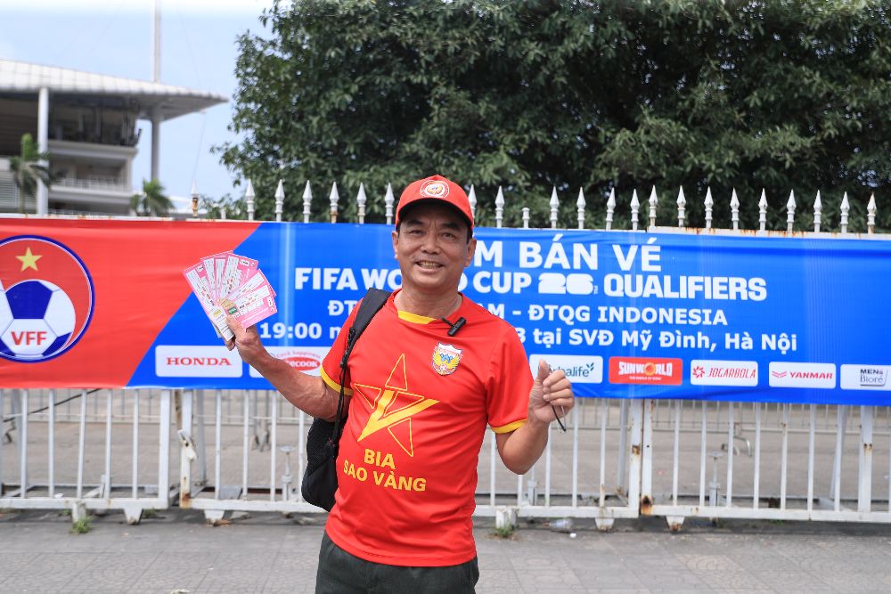 Ông Lê Minh Lâm (Hà Tĩnh) đi xe từ sáng sớm lên Hà Nội để mua vé cho khoảng hơn 20 người. Ông Lâm hi vọng tuyển Việt Nam sẽ giành chiến thắng trước tuyển Indonesia ở trận đấu tối nay.