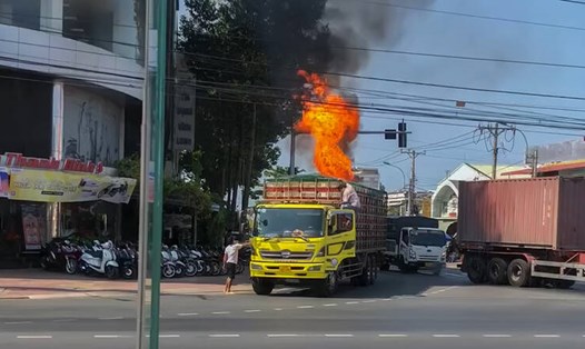 Xe ôtô tải bốc cháy dữ dội khi đang lưu thông trên đường. Ảnh: Công an cung cấp