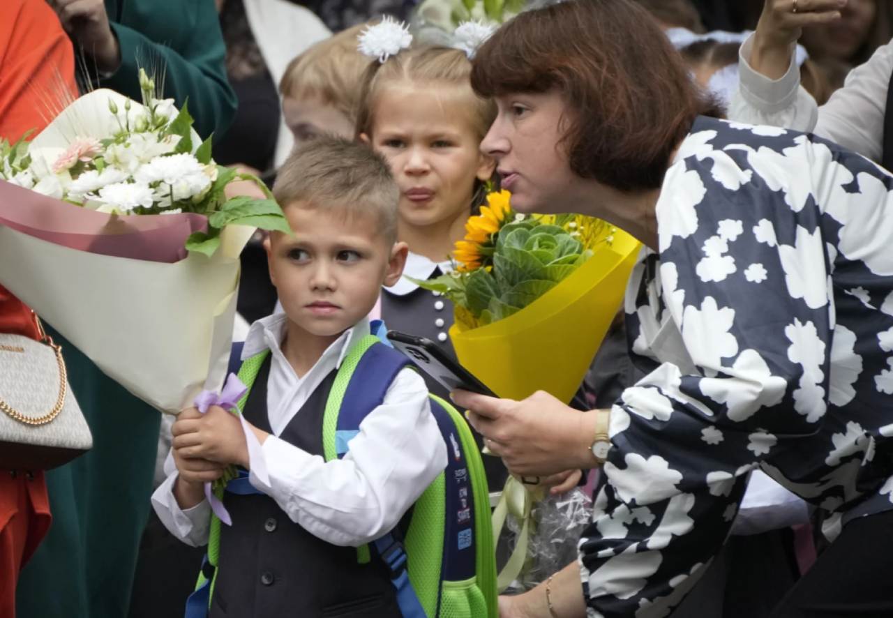 Học sinh lớp 1 tựu trường ở St.Petersburg, Nga, ngày 1.9.2023. Ảnh: AP