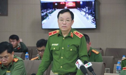 Thiếu tướng Tô Cao Lanh cung cấp thông tin về vụ việc nữ chủ tịch huyện nghi bị lừa đảo 100 tỉ đồng. Ảnh: Quang Việt