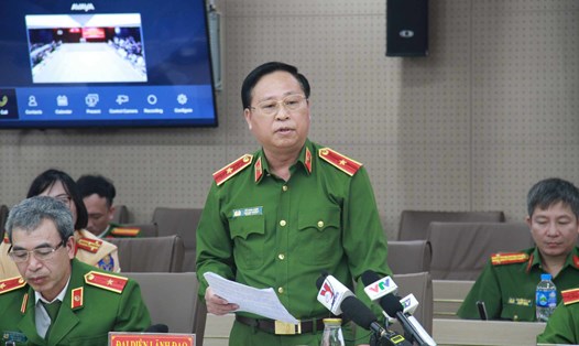 Thiếu tướng Tô Cao Lanh cung cấp thông tin về vụ việc nữ chủ tịch huyện nghi bị lừa đảo 100 tỉ đồng. Ảnh: Quang Việt