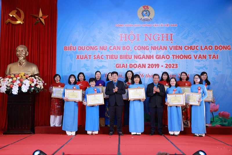 Ông Huỳnh Thanh Xuân - Phó Chủ tịch Tổng LĐLĐVN và ông Phạm Hoài Phương - Chủ tịch Công đoàn GTVT Việt Nam - trao bằng khen cho các nữ CNVCLĐ tiêu biểu. Ảnh: Hải Nguyễn