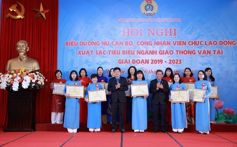 Ông Huỳnh Thanh Xuân - Phó Chủ tịch Tổng LĐLĐVN và ông Phạm Hoài Phương - Chủ tịch Công đoàn GTVT Việt Nam - trao bằng khen cho các nữ CNVCLĐ tiêu biểu. Ảnh: Hải Nguyễn