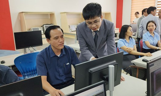 Các giảng viên đầu tiên được đào tạo ngành vi mạch tại TP Đà Nẵng. Ảnh: Thùy Trang