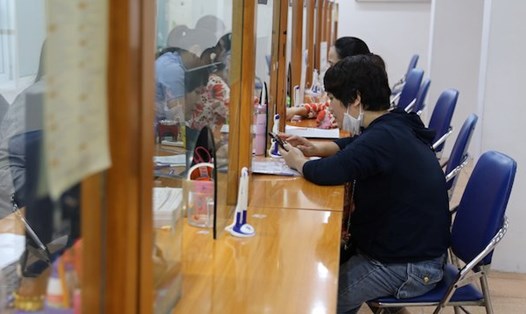 Người lao động làm thủ tục nhận bảo hiểm thất nghiệp tại Trung tâm Dịch vụ việc làm Hà Nội. Ảnh: Hạnh Hà