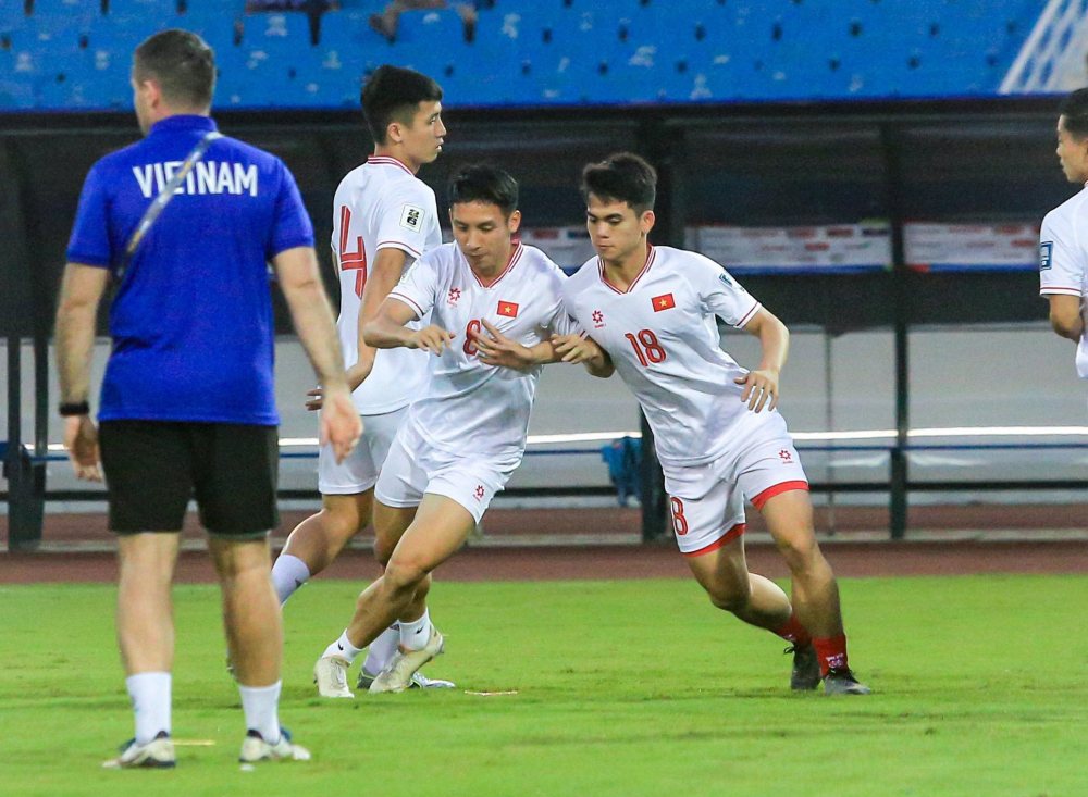 Các cầu thủ Việt Nam khởi động trước trận. Ảnh: Minh Dân