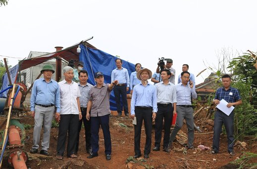 Phó Chủ tịch UBND tỉnh Đắk Nông Lê Trọng Yên thị sát tình hình phòng chống hạn hán ở địa phương. Ảnh: Lê Phước