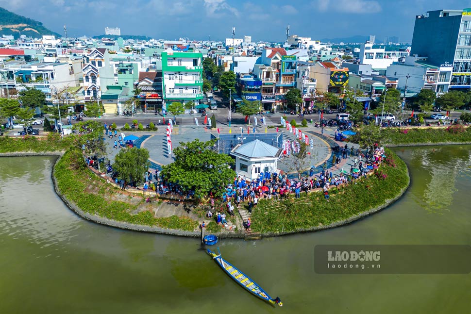 Ngày 26.3, giải đua thuyền truyền thống tỉnh Bình Ðịnh mở rộng lần thứ 1 năm 2024 chính thức được khởi tranh tại hồ sinh thái Đống Đa, TP Quy Nhơn (Bình Định). Đây là một trong những hoạt động thi đấu thể thao truyền thống nổi bật nằm trong Tuần lễ Amazing Binh Dinh Fest 2024.