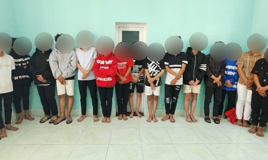 Nhóm 15 thanh thiếu niên bị bắt giữ khi chuẩn bị hung khí đi đánh nhau. Ảnh: Văn Vũ