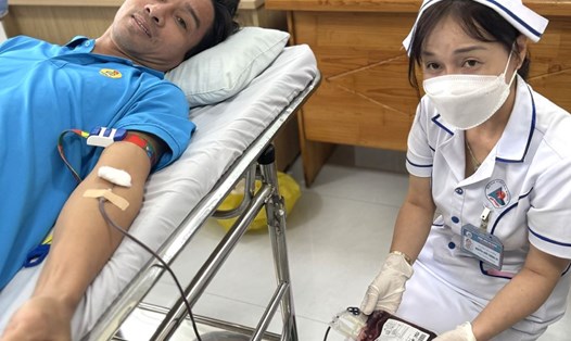Đoàn viên Công đoàn tham gia hiến máu đột xuất để cấp cứu và chữa bệnh tại Bệnh viện Đa khoa An Phước, Bình Thuận. Ảnh: Phạm Duy