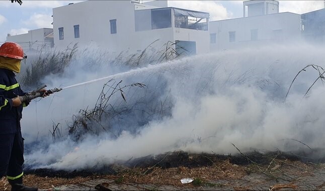 Một vụ cháy tại khu dân cư thành phố Bạc Liêu do người dân bất cẩn đốt cỏ.Ảnh: Nhật Hồ 