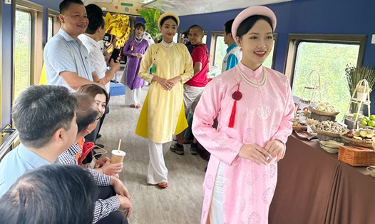 Chương trình biểu diễn nghệ thuật khiến du khách thích thú khi trải nghiệm chuyến tàu Huế - Đà Nẵng. Ảnh: Thùy Trang