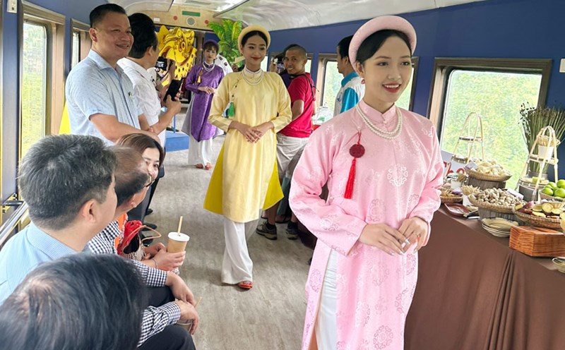 Chương trình biểu diễn nghệ thuật khiến du khách thích thú khi trải nghiệm chuyến tàu Huế - Đà Nẵng. Ảnh: Thùy Trang