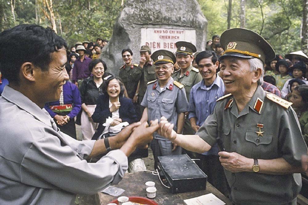 Sau Chiến thắng Điện Biên Phủ năm 1954, Đại tướng Võ Nguyên Giáp đã nhiều lần trở lại Điện Biên và thăm đồng bào xã Mường Phăng. Ảnh: Bảo tàng Chiến thắng Điện Biên Phủ