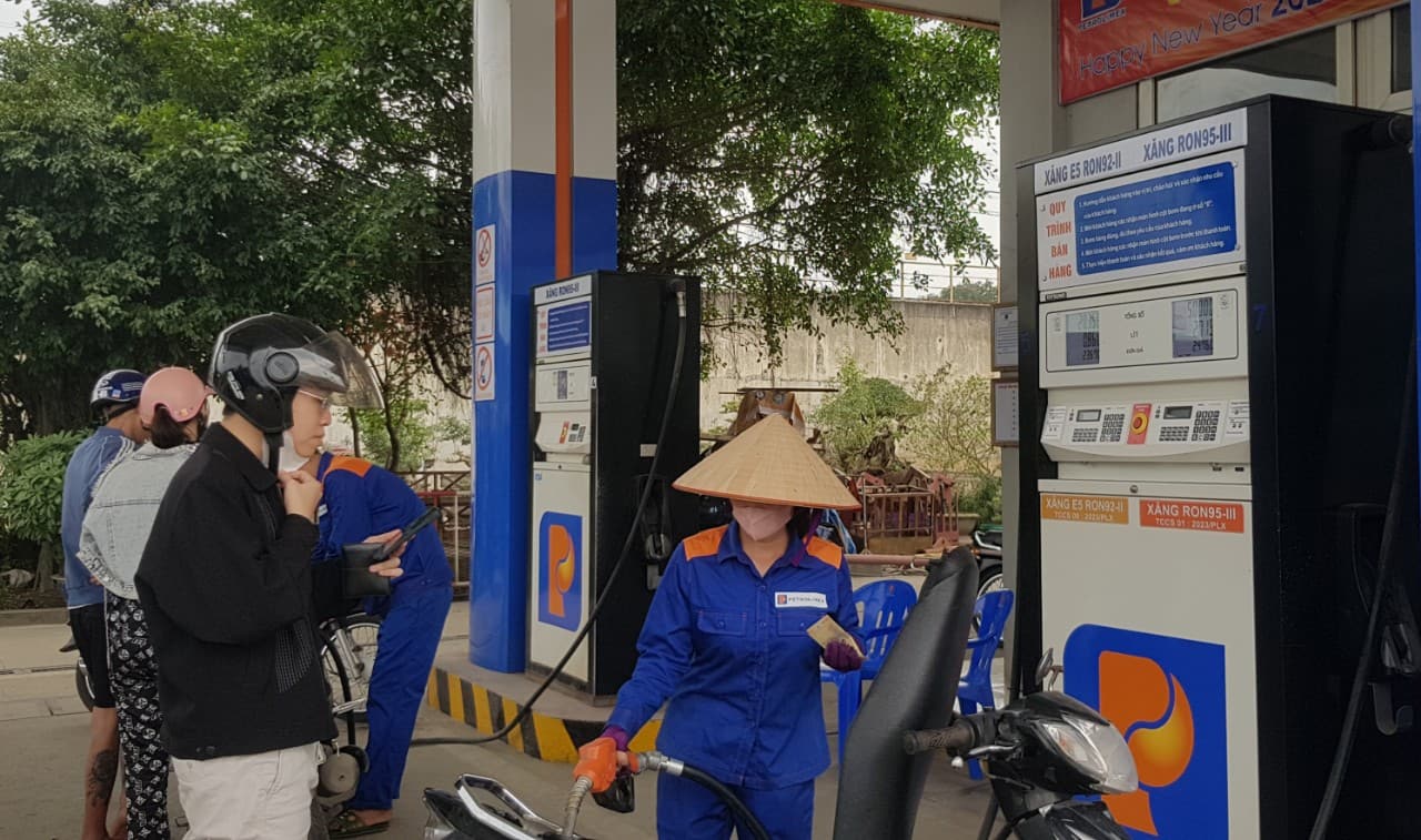 tính đến ngày 20.3.2024, 100% các cửa hàng bán lẻ xăng dầu trên địa bàn tỉnh Ninh Bình đã thực hiện phát hành hóa đơn điện tử theo từng lần bán hàng. Ảnh: Nguyễn Trường