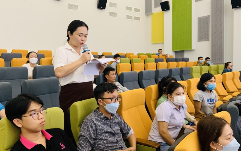Công nhân Quảng Nam kiến nghị về tình trạng nợ BHXH với Đại biểu Quốc hội tại buổi tiếp xúc cử tri năm 2023.Ảnh: Hoàng Bin