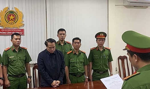 Cơ quan chức năng đọc lệnh bắt với Đặng Việt Hà -  Cựu Cục Trưởng Cục đăng kiểm Việt Nam. Ảnh: Cơ quan Công an cung cấp
