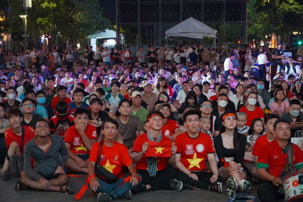 Ghi nhận của Lao Động vào thời điểm trước trận đấu, tại phố đi bộ Nguyễn Huệ (quận 1, TPHCM) các cổ động viên đã có mặt từ rất sớm để cùng nhau theo dõi trận đấu của đội tuyển Việt Nam qua màn hình LED lớn được lắp đặt sẵn.
