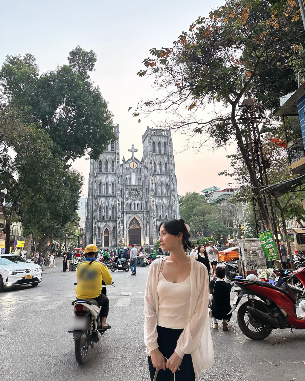 Trong loạt ảnh được đăng tải, mỹ nhân gốc Việt đã dạo quanh khu phố cổ, thăm Nhà hát Lớn Hà Nội và tận hưởng không khí mát lành của Hà Nội mùa xuân.