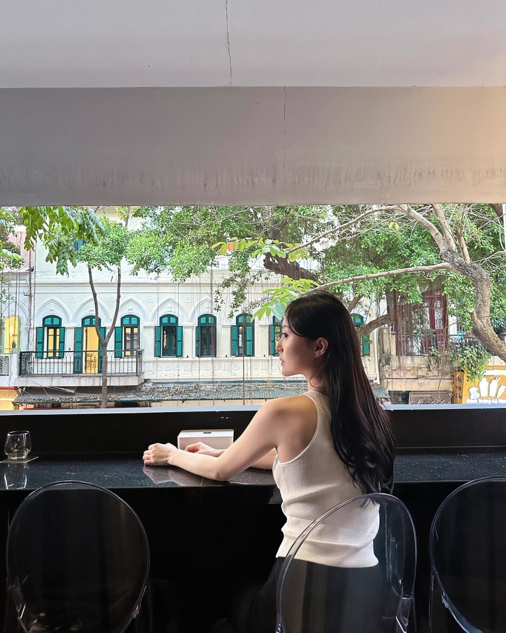 Thiệu Sơ dừng chân uống nước tại một quán cà phê phố Nhà Thờ, với tầm nhìn sang tòa nhà Pháp cổ kính. 