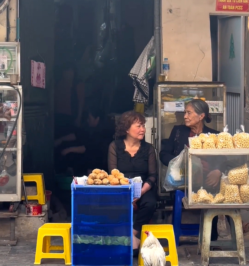 Ngoài ra, Thiệu Sơ cũng thích thú ghi lại hình ảnh phố phường Hà Nội với đặc trưng là những gánh hàng, quán ăn vỉa hè.
