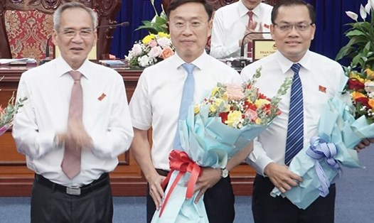 Ông Huỳnh Hữu Trí (giữa) cùng ông Ngô Vũ Thăng (bìa phải) được HĐND bầu vào chức danh Phó chủ tịch UBND tỉnh Bạc Liêu. Ảnh: Nhật Hồ
