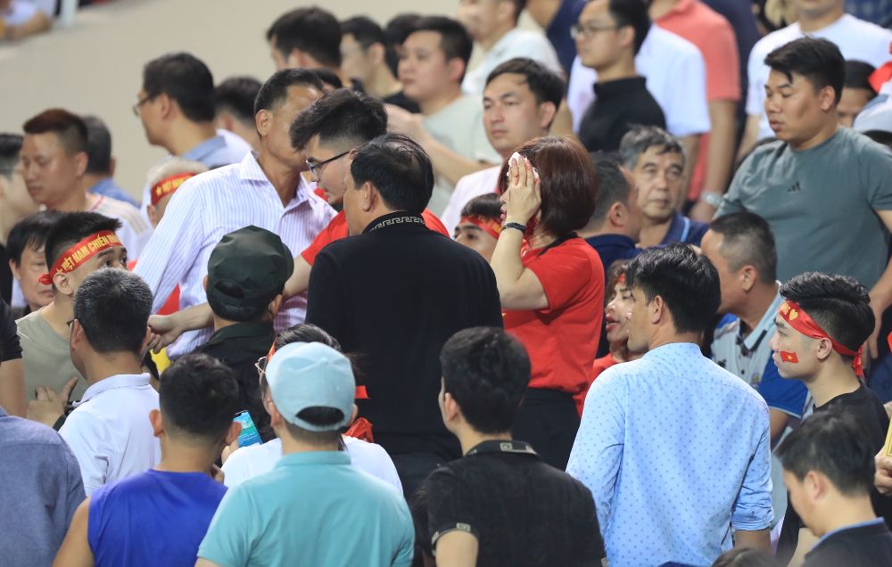 Các cổ động viên của tuyển Việt Nam trên khán đài bày tỏ sự chán nản về màn trình diễn của cầu thủ đội nhà. 