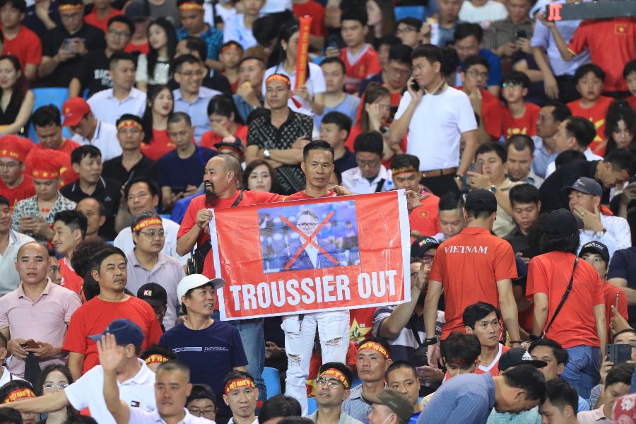 Nhiều thông điệp đanh thép được người hâm mộ Việt Nam gửi gắm đến huấn luyện viên Troussier. Ảnh: Quỳnh Anh