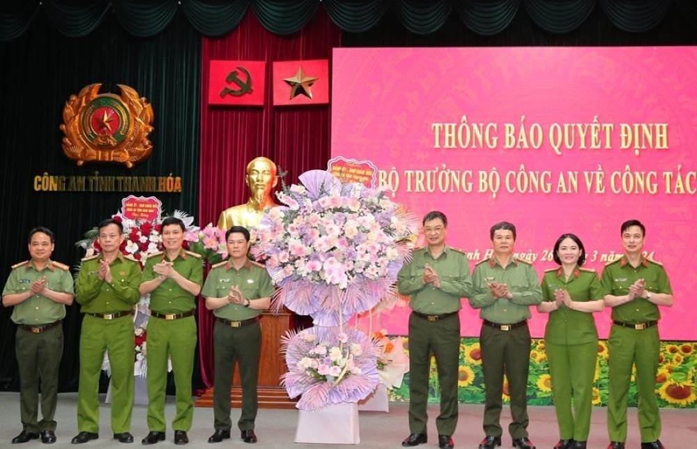 Ban Giám đốc Công an tỉnh Thanh Hóa tặng hoa chúc mừng Đại tá Nguyễn Hữu Mạnh. Ảnh: Minh Hoàng