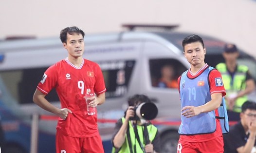 Văn Toàn và Quang Hải trong trận đấu với tuyển Indonesia. Ảnh: Minh Dân