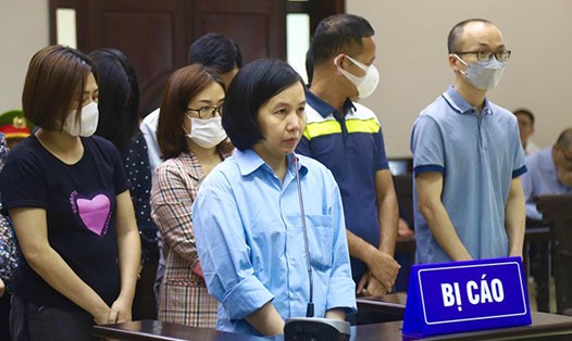 Siêu lừa Nguyễn Thị Hà Thành và các bị cáo tại phiên phúc thẩm, trong vụ án chiếm đoạt 433 tỉ đồng. Ảnh: Quang Việt