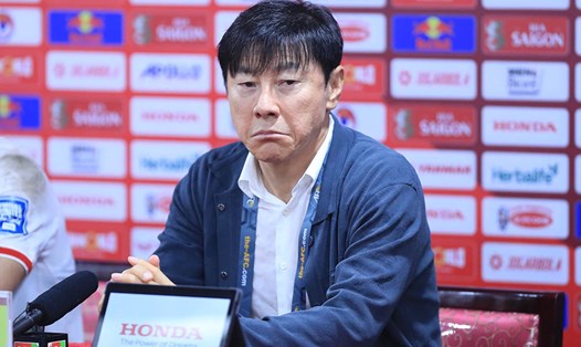 Huấn luyện viên Shin Tae-yong của tuyển Indonesia tham dự họp báo sau trận. Ảnh: Minh Dân