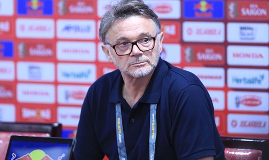 Huấn luyện viên Philippe Troussier tham dự họp báo sau trận thua 0-3 của tuyển Việt Nam trước Indonesia. Ảnh: Minh Dân