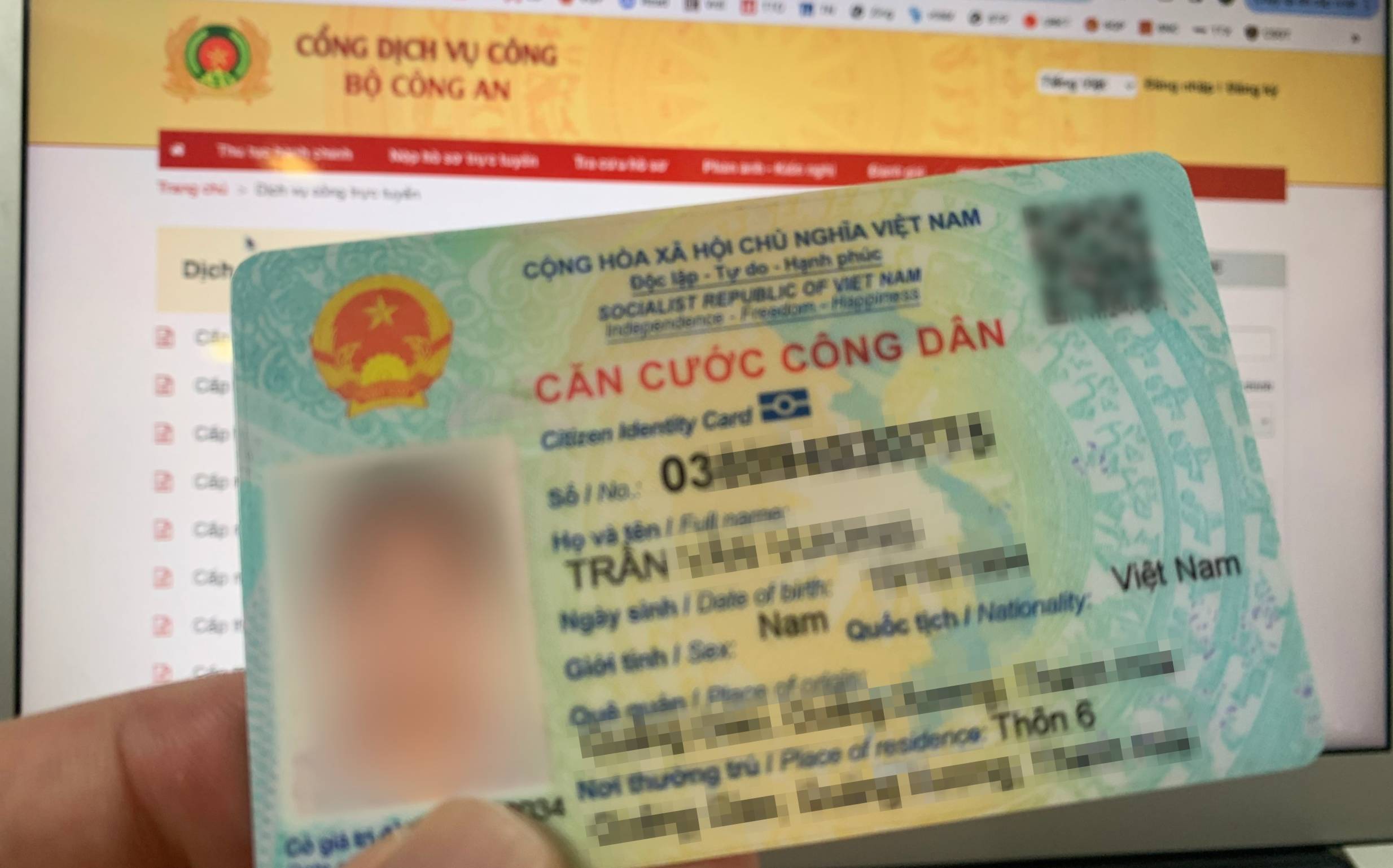 Nhiều loại thông tin, giấy tờ sẽ được tích hợp vào thẻ căn cước và có giá trị như bản gốc. Ảnh minh họa: T.Vương