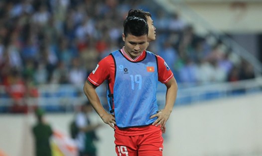 Tiền vệ Quang Hải thất vọng khi không được thi đấu phút nào trong 2 trận gặp Indonesia. Ảnh: Minh Dân