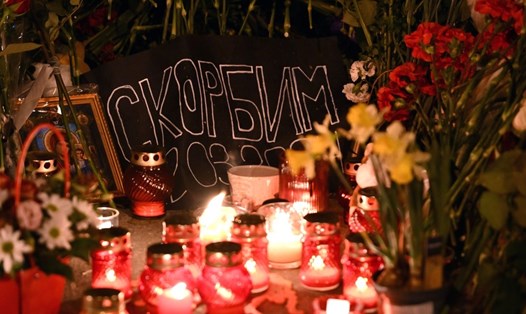 Nến và hoa tưởng nhớ các nạn nhân của vụ tấn công khủng bố Crocus City Hall ở Nga. Ảnh: Sputnik
