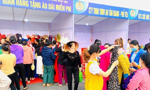 Nữ đoàn viên, công nhân lựa chọn áo dài miễn phí do công đoàn tỉnh Thái Nguyên vận động ủng hộ. Ảnh: Hồ Điệp