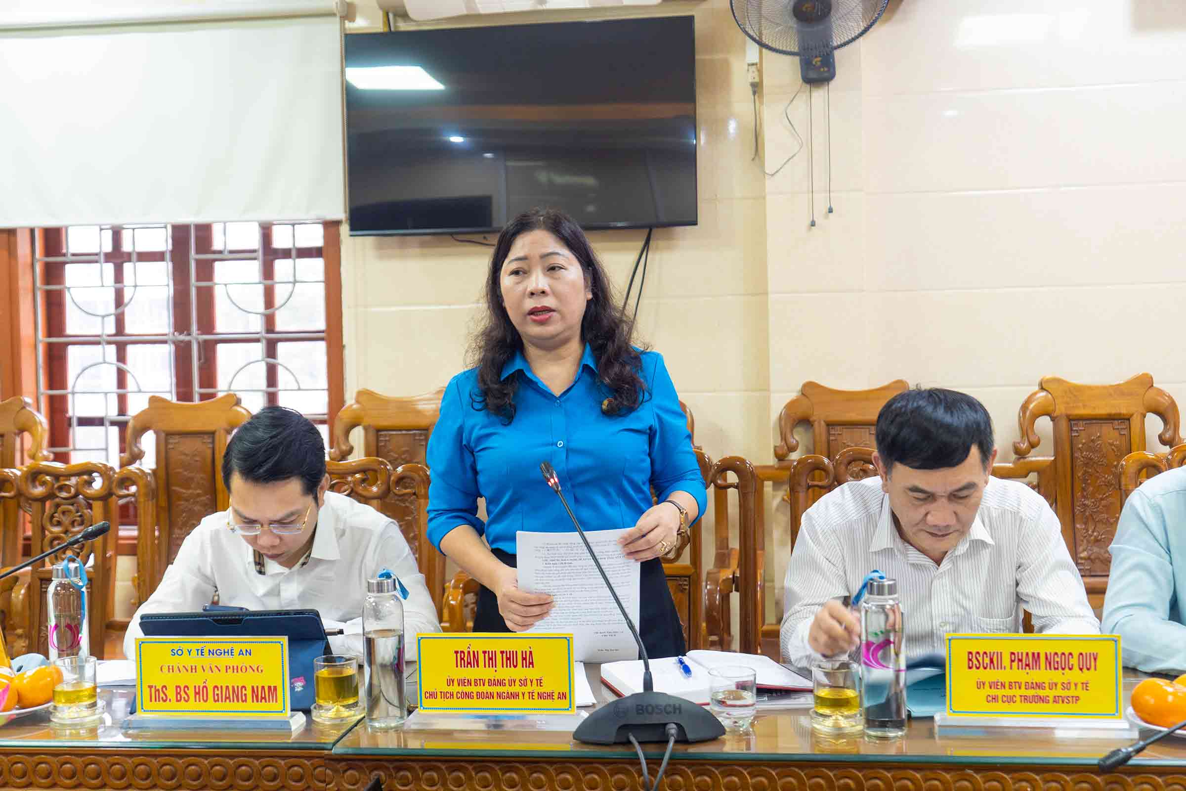 Bà Trần Thị Thu Hà - Chủ tịch Công đoàn ngành Y tế Nghệ An báo cáo tại hội nghị. Ảnh: Duy Chương.