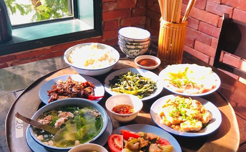 Một mâm cơm gia đình tại quán mậu dịch trên phố Trấn Vũ (Ba Đình, Hà Nội). Ảnh: Nhân vật cung cấp