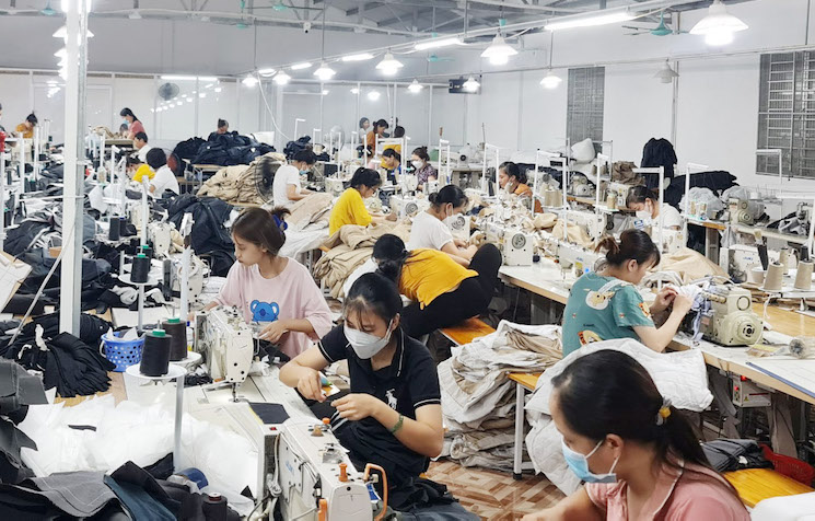 Lao động nhiều nơi háo hức khi có thể được tăng lương tối thiểu vùng lên 21,15%. Ảnh: Mạnh Cường.