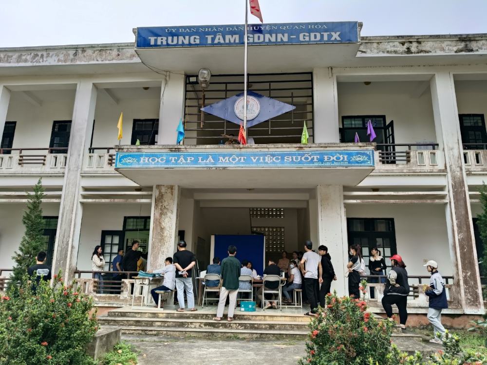 Các học viên đến tham gia học và hoàn thiện hồ sơ thi sát hạch lái xe máy tại Trung tâm Giáo dục nghề nghiệp - giáo dục thường xuyên huyện Quan Hóa trong sáng 26.3. Ảnh: Quách Du
