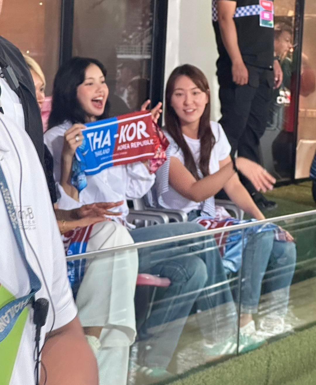 Lisa cổ vũ đội tuyển Thái Lan và Hàn Quốc tại vòng loại World Cup. Ảnh: Allkpop