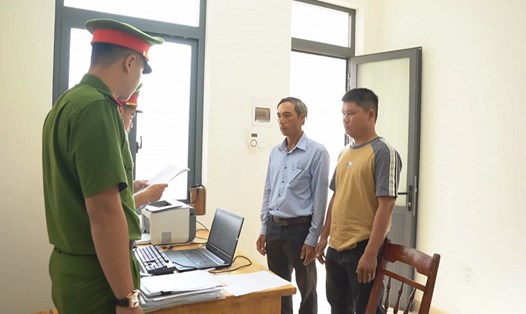 Lực lượng chức năng đọc quyết định khởi tố vụ án, khởi tố bị can đối với hai đối tượng Nguyễn Hồng Trường và Nguyễn Hồng Trí. Ảnh: Cao Nguyên