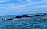 Tàu biển chở gần 3.000 tấn xi măng bị gãy đôi sau khi gặp nạn